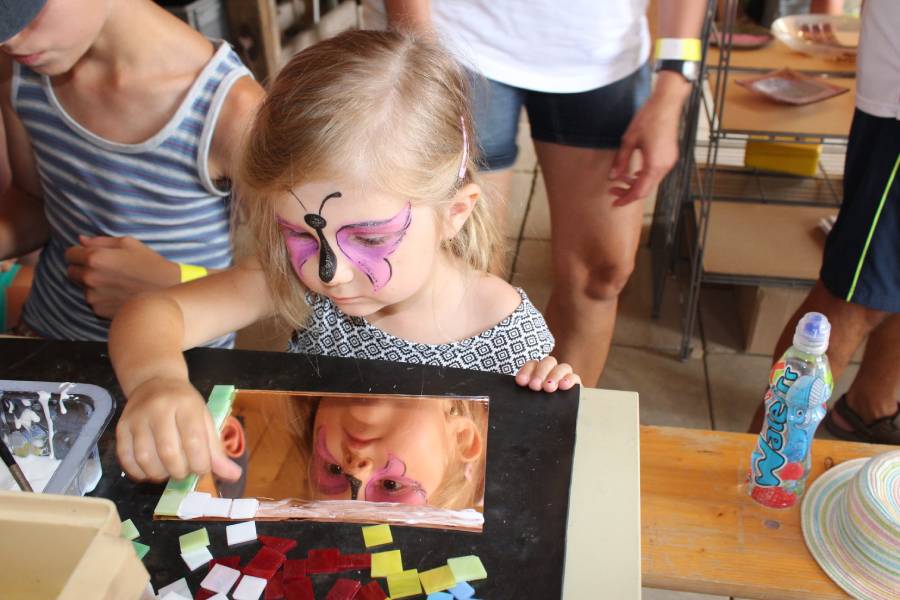 Svátky skla v Deštném: Tavení dřevem. Zdroj: Muzeum zimních sportů, turistiky a řemesel