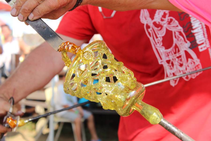 Svátky skla v Deštném: Tavení dřevem. Zdroj: Muzeum zimních sportů, turistiky a řemesel