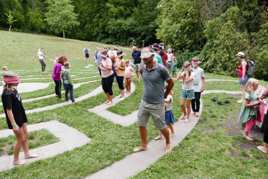 Chůze naboso zámeckými labyrinty. Zdroj: Zámek Loučeň