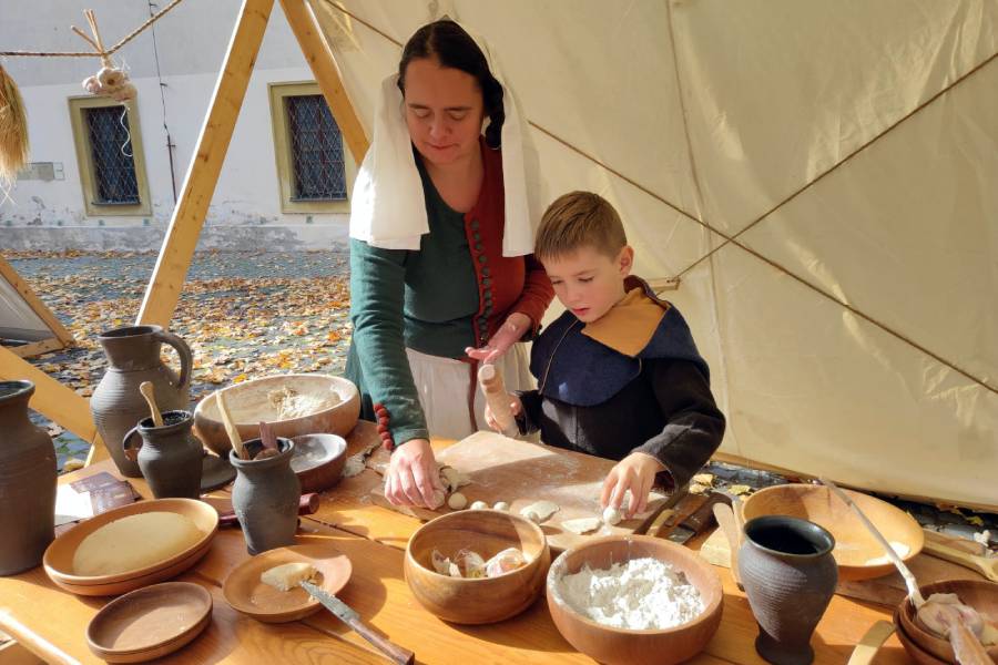 Řemeslný festival v podhradí hradu Zlenice. Zdroj: Sdružení Zlenice, FB stránka