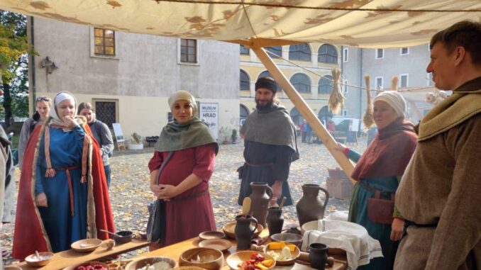 Na řemeslném festivalu v podhradí hradu Zlenice se letos představí uskupení řemeslníků Tempus artificum. Zdroj: Sdružení Zlenice, FB stránka