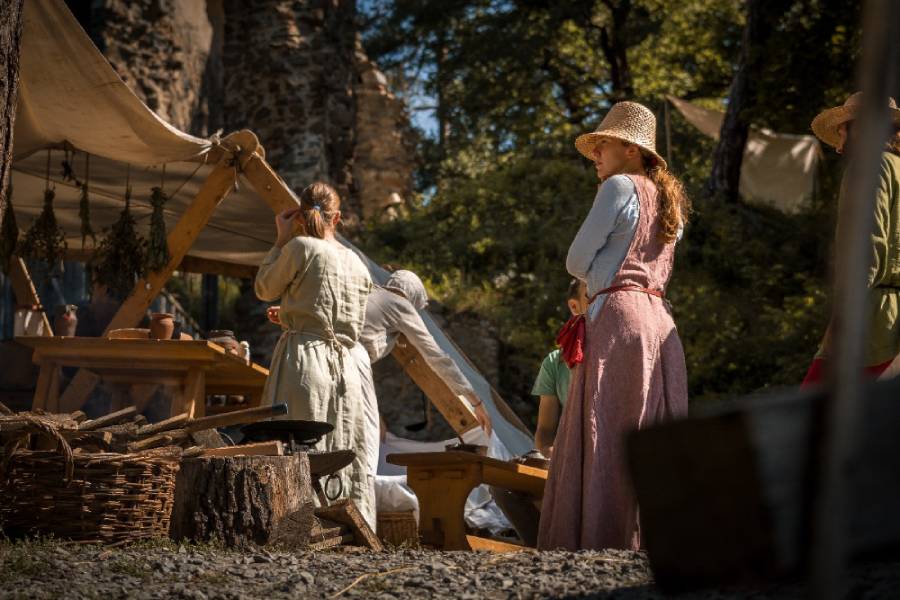 Příprava areálu před Oživlým středověkem. Zdroj: Sdružení Zlenice, FB stránka