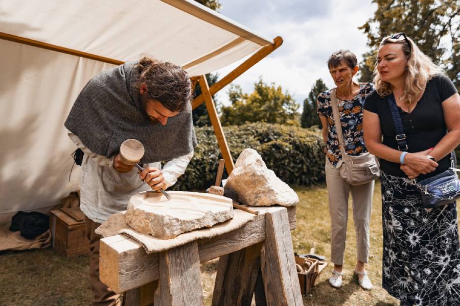 Řemeslný festival v podhradí hradu Zlenice. Zdroj: Sdružení Zlenice, FB stránka