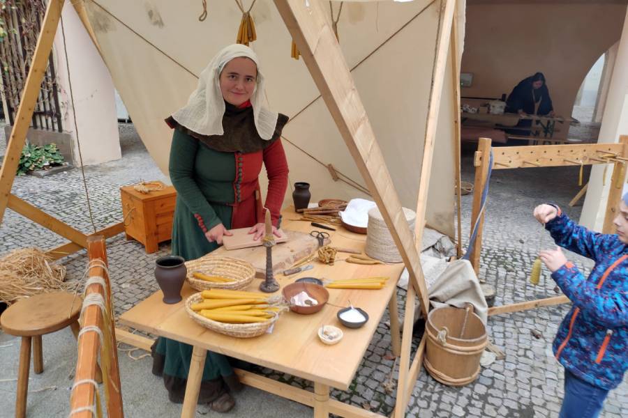 Řemeslný festival v podhradí hradu Zlenice. Zdroj: Sdružení Zlenice, FB stránka