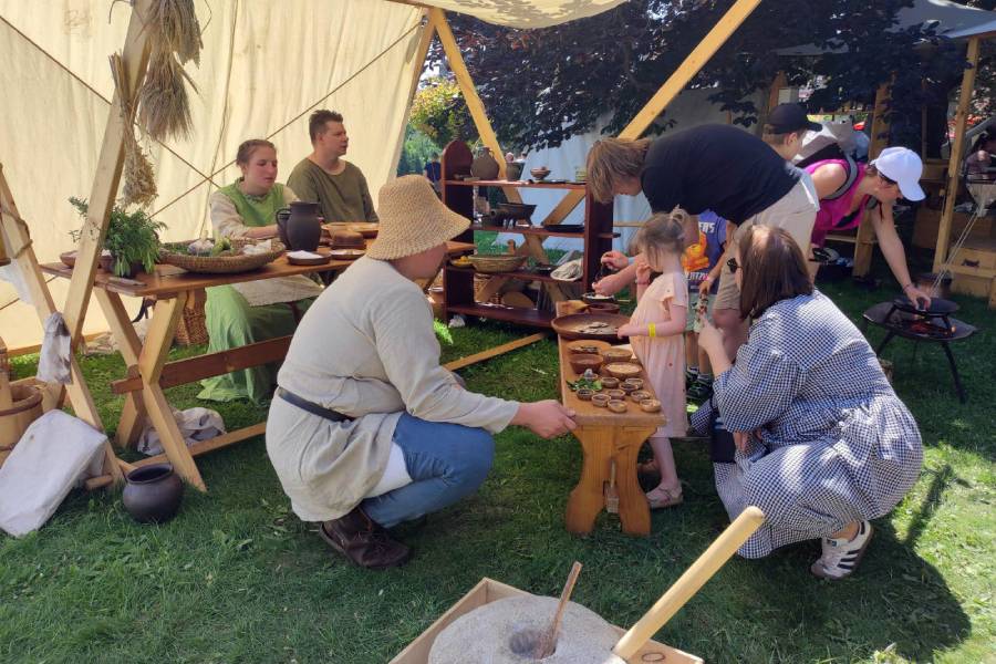 Řemeslný festival v podhradí hradu Zlenice. Zdroj: Sdružení Zlenice, FB stránka