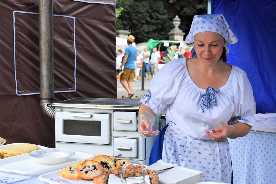 Slavnosti česneku v Buchlovicích. Zdroj: Folklorní agentura Buchlov