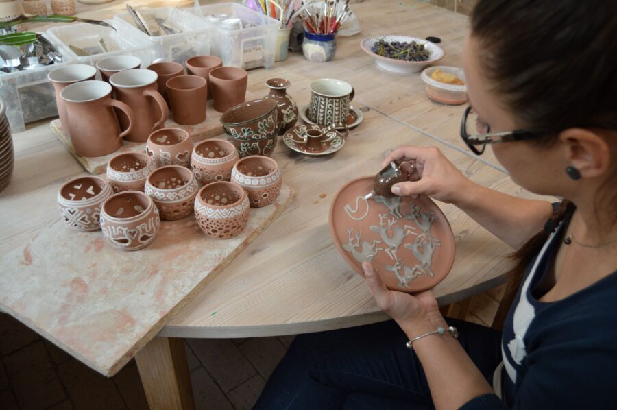 Malování keramiky.