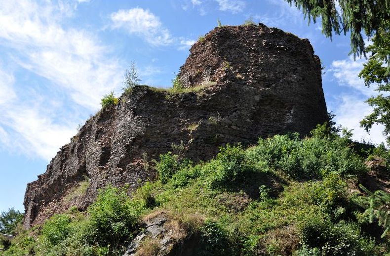 Zřícenina hradu Frymburk v okrese Náchod. Foto: Petr Fabian. Zdroj: <a href="http://www.hrady-zriceniny.cz">Hrady-zříceniny.cz</a>