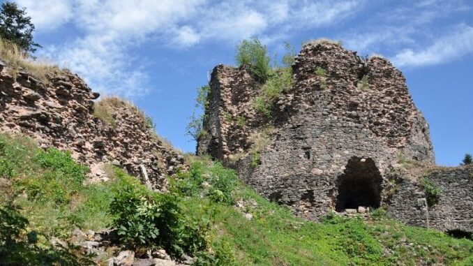 Zřícenina hradu Frymburk v okrese Náchod. Foto: Petr Fabian. Zdroj: Hrady-zříceniny.cz
