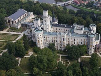 Zámek Hluboká nad Vltavou láká děti na Pohádkové prohlídky. Zdroj: Wikipedie. Kralpilot. CC-BY-SA-3.0.