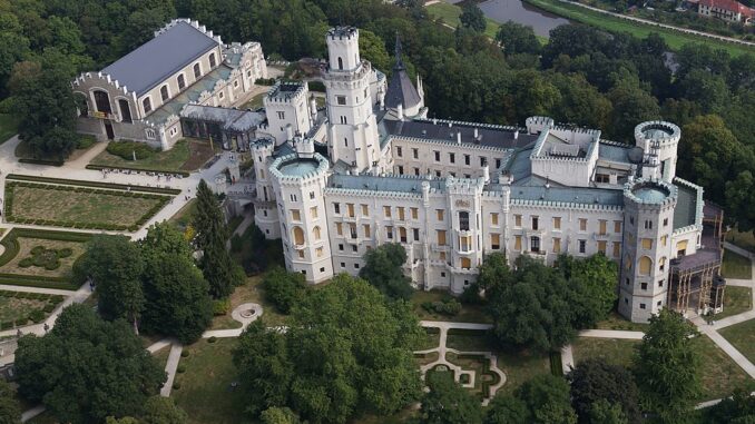 Zámek Hluboká nad Vltavou láká děti na Pohádkové prohlídky. Zdroj: Wikipedie. Kralpilot. CC-BY-SA-3.0.