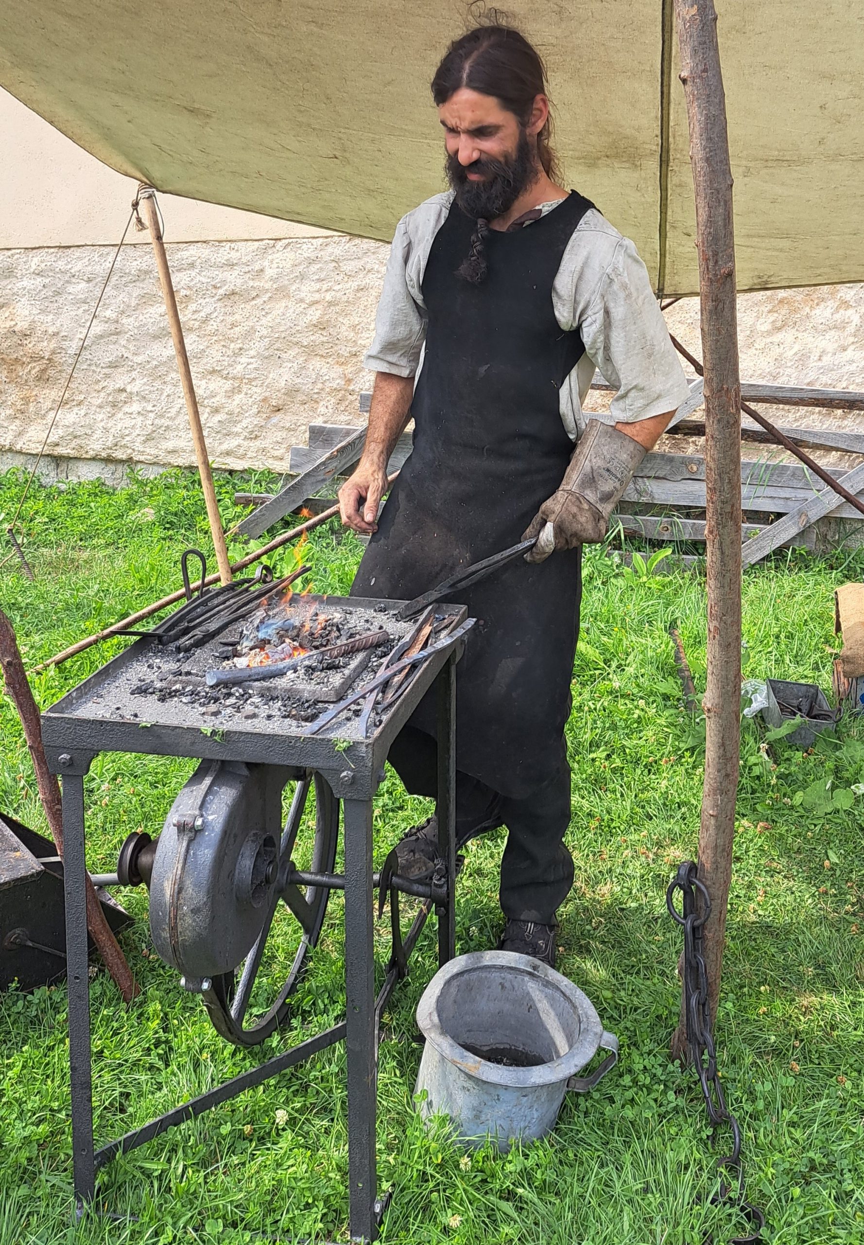 Práce kováře. Zdroj: Město Mníšek pod Brdy