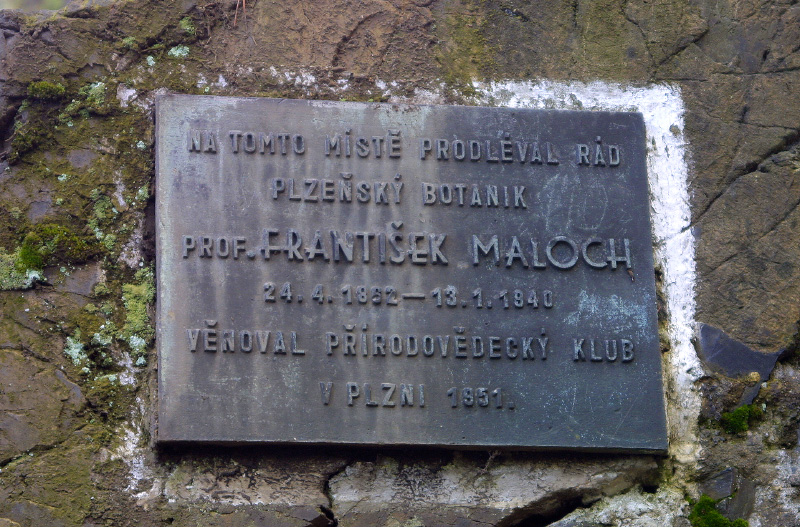 Pamětní deska Františka Malocha z roku 1951 na Malochově skalce. Autor: Adam Hauner, licence CC BY-SA 2.5. Zdroj: <a href="https://commons.wikimedia.org/wiki/File:MS-pam%C4%9Btn%C3%AD_deska_F._Malocha.jpg?uselang=cs">Wikimedia Commons</a>