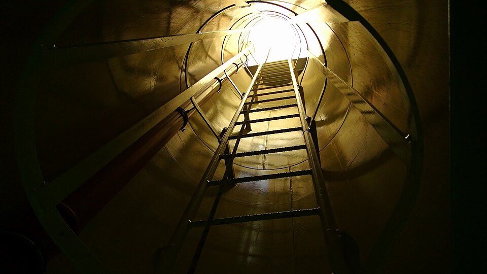 Lomeček. Autor: Bernard Bakala, licence CC BY-SA 4.0. Zdroj foto: <a href="https://commons.wikimedia.org/wiki/File:Vstup_pod_hladinu.jpg?uselang=cs">Wikimedia Commons</a>