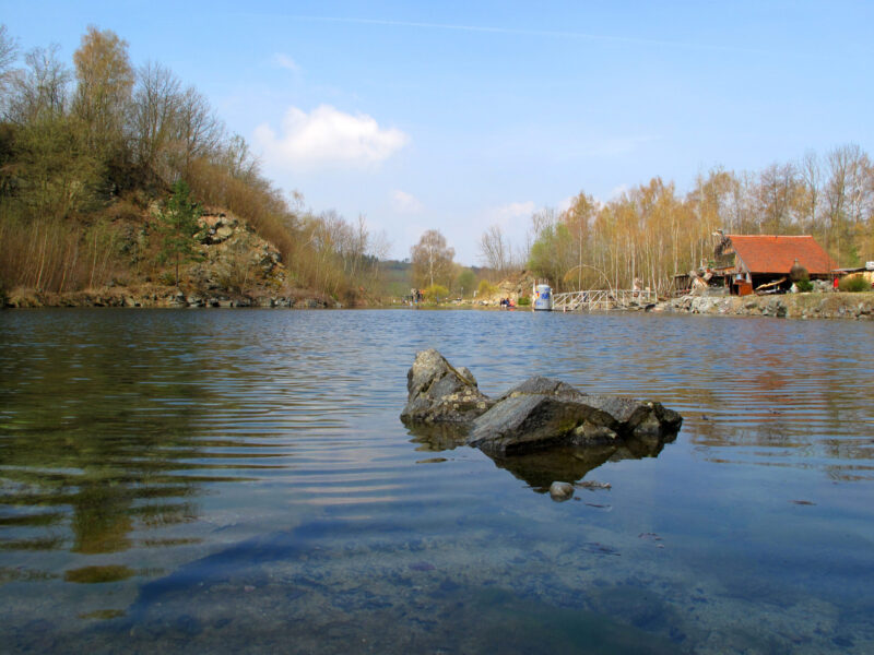 Zatopený lom Starý Klíčov. Zdroj: Shutterstock.com/456979393/Peteri