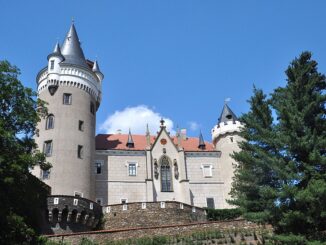 Státní zámek Žleby. Zdroj: Wikipedie. Herbert Frank z Vídně, AT • CC BY 2.0