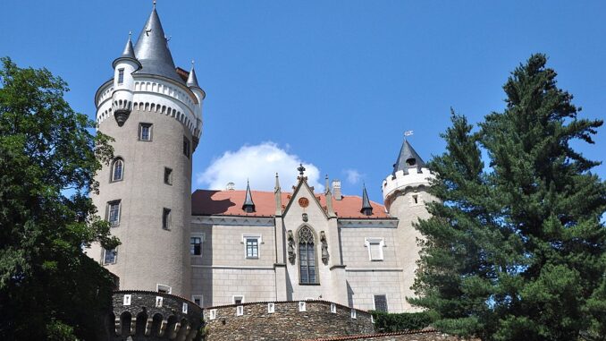 Státní zámek Žleby. Zdroj: Wikipedie. Herbert Frank z Vídně, AT • CC BY 2.0