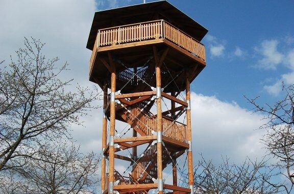 Rozhledna Žernovník (upraveno ořezem). Zdroj foto: Rozhlednovým rájem