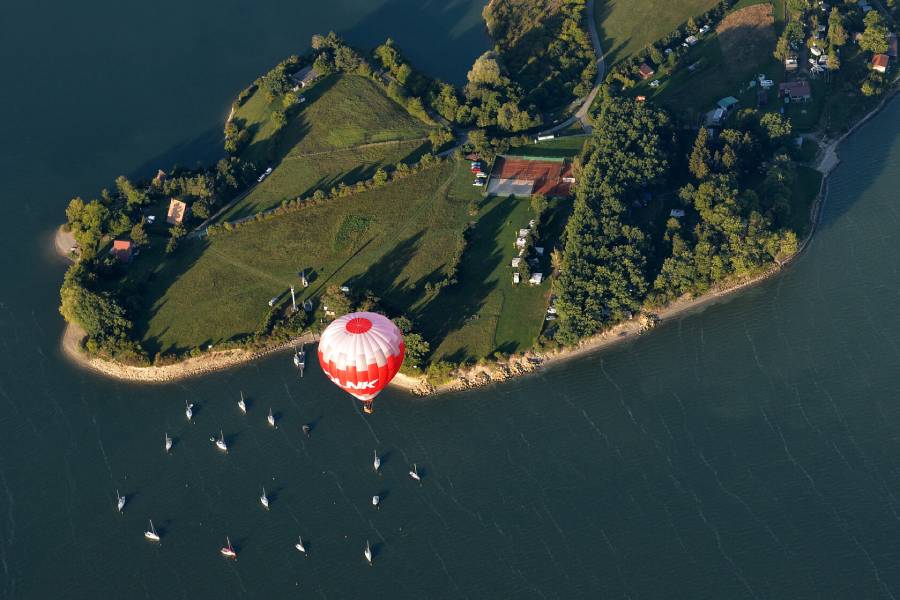 80 balonů nad Hradcem Králové. Zdroj: David Linek, DLNK