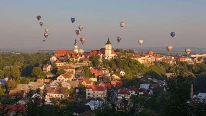 80 balonů nad Hradcem Králové. Zdroj: David Linek, DLNK