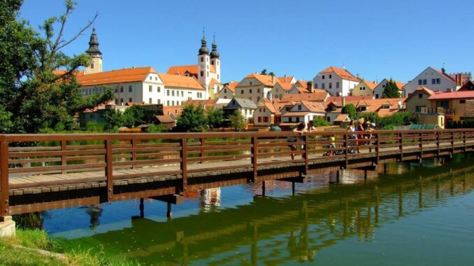 Telč je často nazývána "městem šťastných lásek", "Moravskými Benátkami", "perlou Vysočiny" nebo "jezerní růží". Zdroj: Město Telč