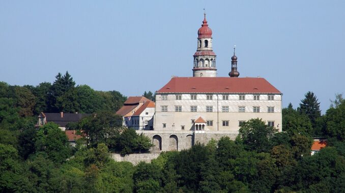 Zámek Náchod. Autor: Kozuch. Zdroj: Wikipedie. CC BY-SA 3.0