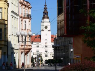 Hodinářská věž a radnice.