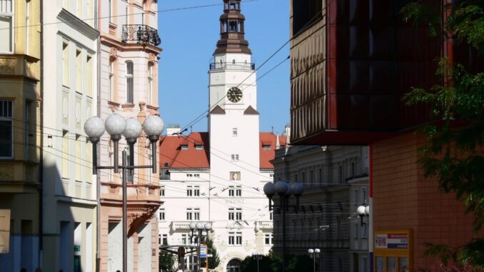 Hodinářská věž a radnice.