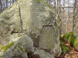 Nápisy na Kotzových kamenech. Autor: Allexkoch, licence CC BY-SA 4.0. Zdroj: Creative Commons