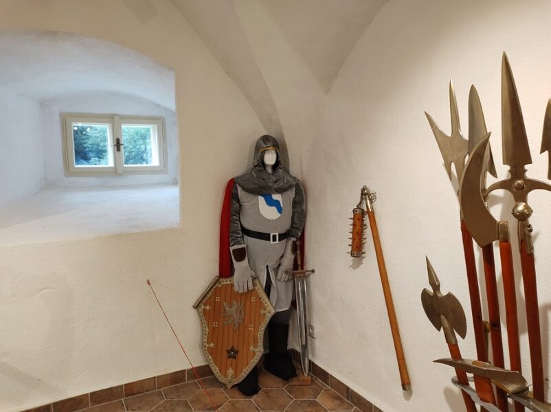 Zámek Pětipsy. Expozice Pětipeští z Chýš a Egerberku.