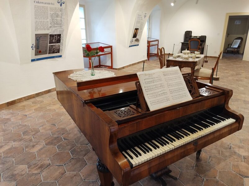 Zámek Pětipsy. Expozice Životní příběh rodiny Hodků.