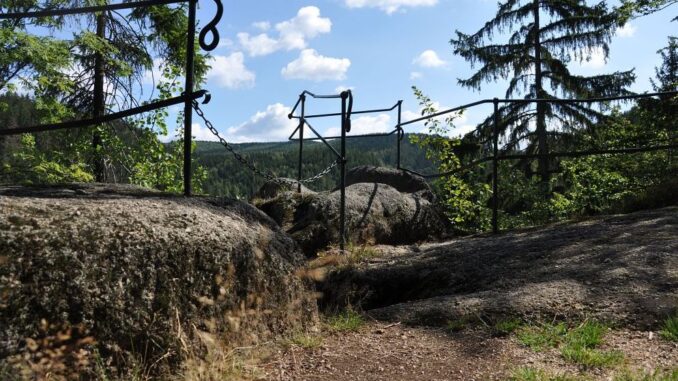 Zřícenina hradu Jezdec. Foto: Petr Fabian. Zdroj: Hrady-zříceniny.cz