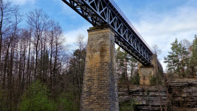 železniční viadukt Karba