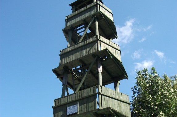 Rozhledna Jahůdka (foto upraveno). Zdroj: rozhlednovymrajem.cz