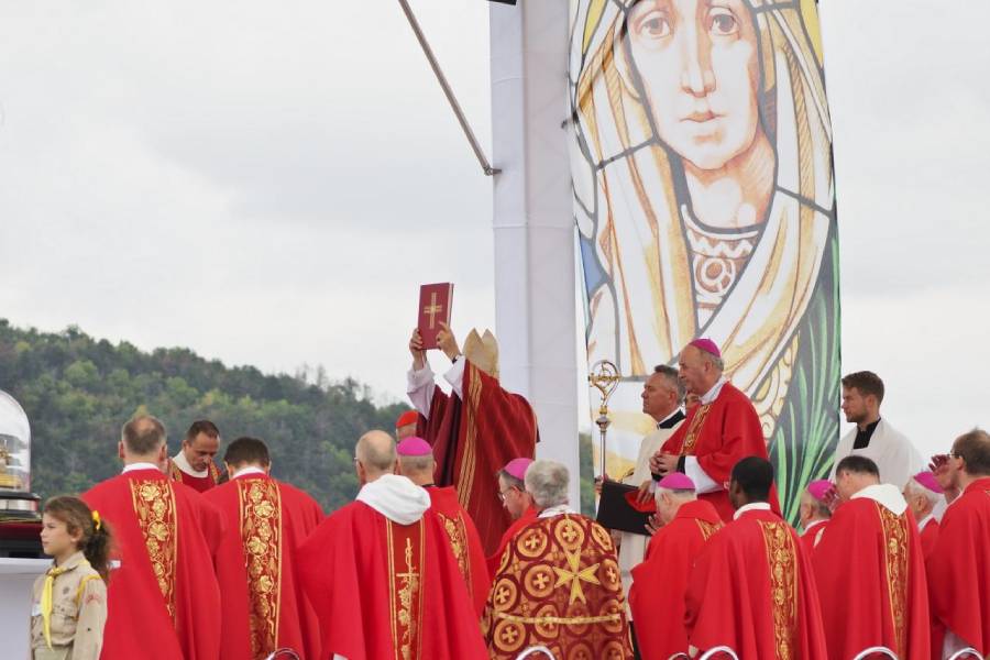 Mše na Tetíně. Zdroj: Obec Tetín
