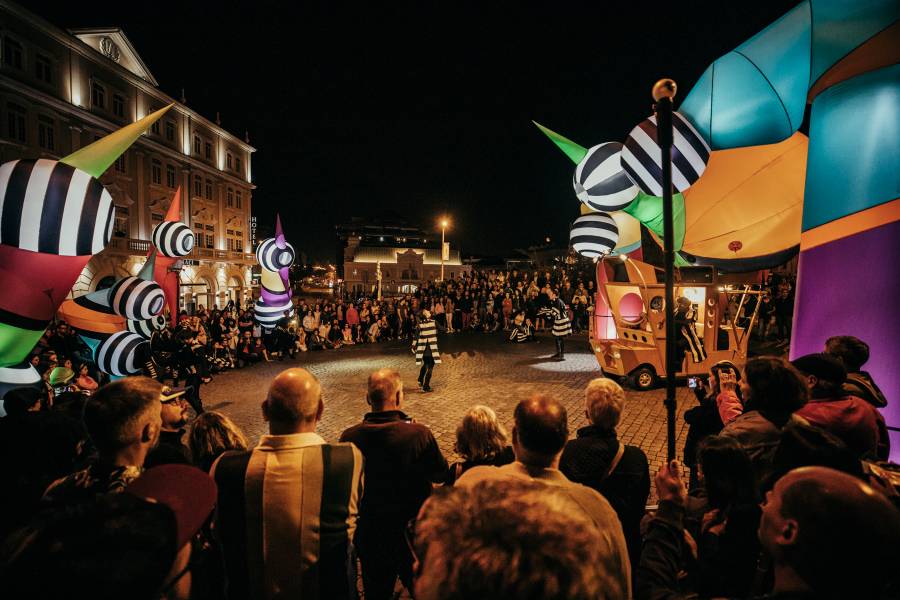 Centrem města se bude potulovat francouzské pouliční divadlo Picto Facto s přestavením Lampadophores, kombinující svítící nafukovací loutky roztodivných tvarů s živou hudboua zpěvem. Zdroj: Město Plzeň