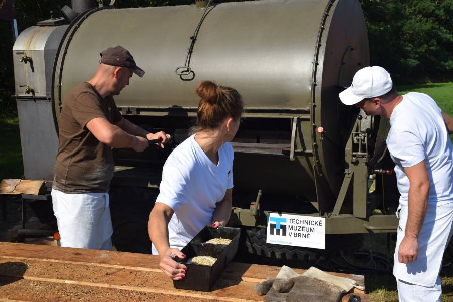Vojenská polní pekárna KPN československé armády bude nepřetržitě péct čerstvý chléb podle původních armádních receptur z 50. až 90. let 20. století. Zdroj: Obec Slup