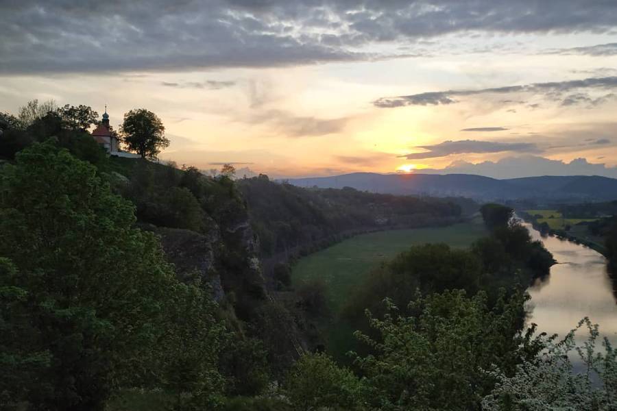 Malebná příroda v okolí Tetína. Zdroj: Obec Tetín