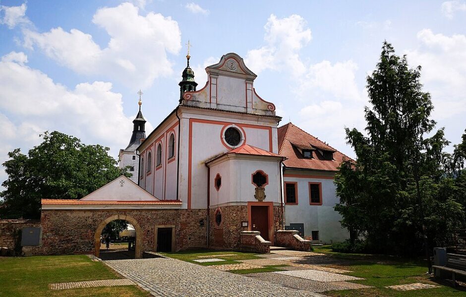 Kaple sv. Judy Tadeáše v Dobřichovicích. Autor: Ondřej Žváček, licence CC BY-SA 3.0. Zdroj: <a href="https://commons.wikimedia.org/wiki/File:Kaple_sv._Judy_Tade%C3%A1%C5%A1e,_Dob%C5%99ichovice.jpg">Wikimedia Commons</a>