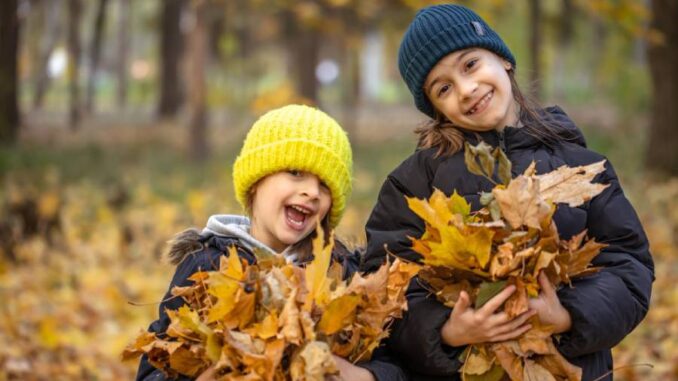 Podzim děti baví. Ilustrativní foto. Zdroj: pvproductions /volná licence / freepik.com