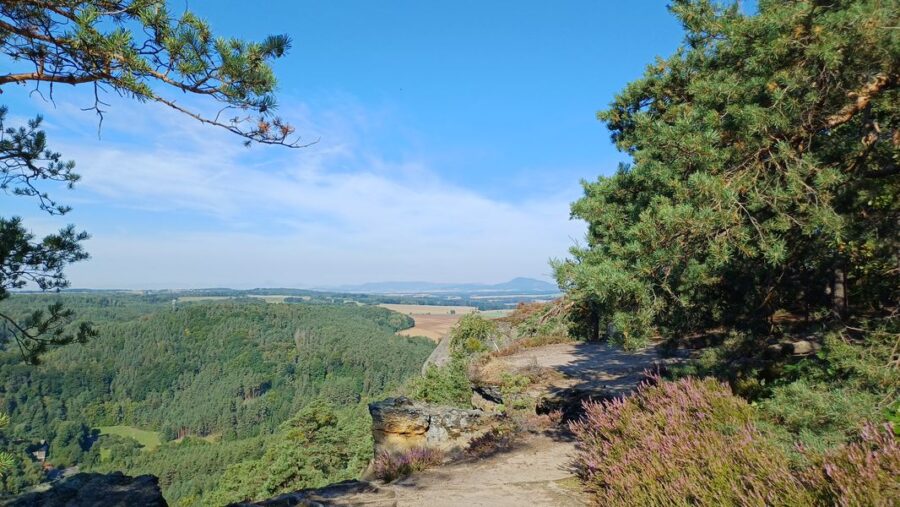 Skalní vyhlídka nad Pustým zámkem na Kokořínsku. Foto: Anna Petruželková