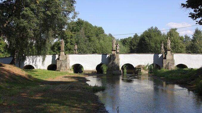 Most v Bělé nad Radbuzou. Zdroj: Wikipedie. CC BY-SA 4.0 Autor: RomanM82