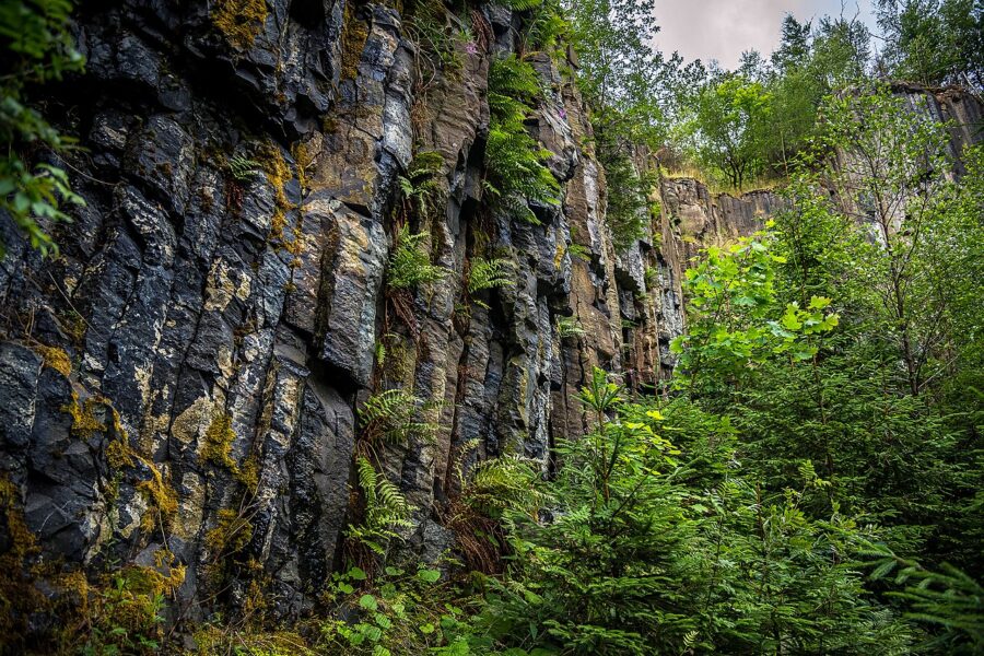 Čedičové sloupce v lomu Klučky.