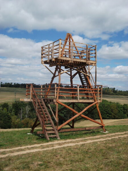 Rozhledna Jehla u Třebichovic ve Středočeském kraji. Zdroj: <a href="https://www.rozhlednovymrajem.cz/">rozhlednovymrajem.cz</a>