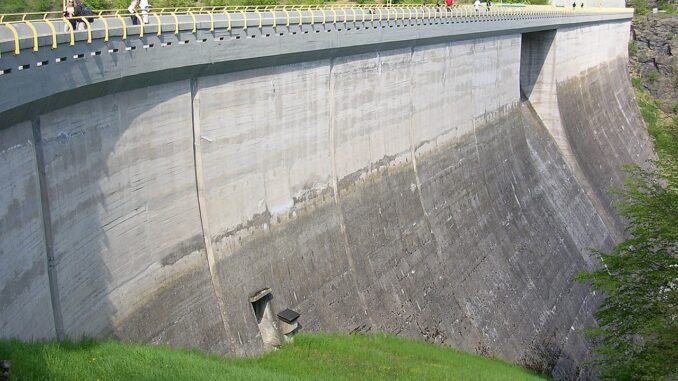 Hráz vodní nádrže Klíčava.