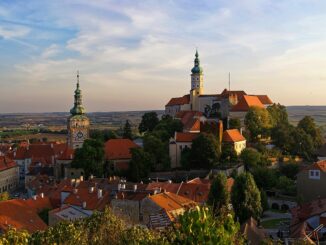 Výhled z Kozího hrádku na Mikulov. Zdroj: Wikipedie, Txllxt TxllxT • CC BY-SA 4.0