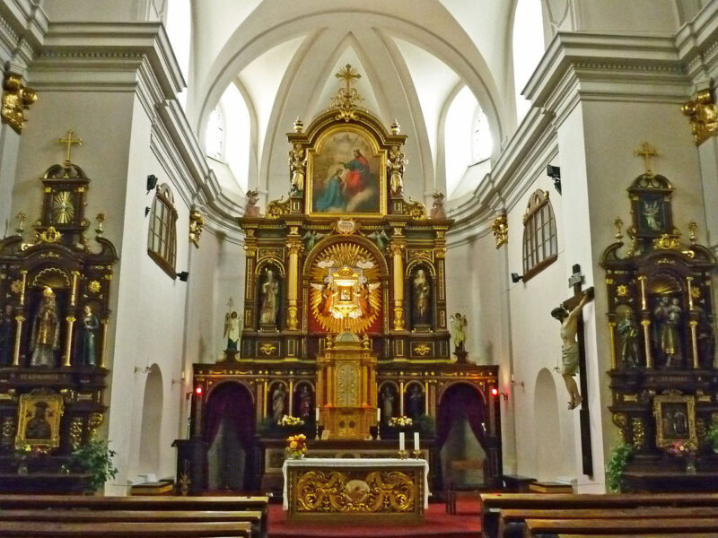 Oltář v kostele Nanebevzetí Panny Marie.