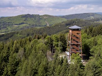 Výhledy z rozhledny Bukovka. Autor: Pasovec • Wikipedie. CC BY-SA 4.0