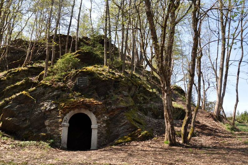 Umělá jeskyně pod vrcholem Hradiště u Kraslic. Foto: Petr Fabian. Zdroj: <a href="http://www.hrady-zriceniny.cz">Hrady-zříceniny.cz</a>