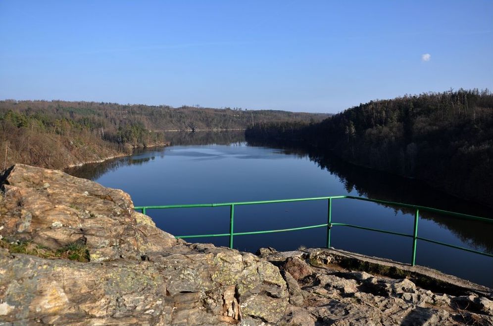 Večerní výhled ze zříceniny hradu Kokštejn do údolí řeky Jihlavy. Foto: Petr Fabian. Zdroj: <a href="http://www.hrady-zriceniny.cz">Hrady-zříceniny.cz</a>
